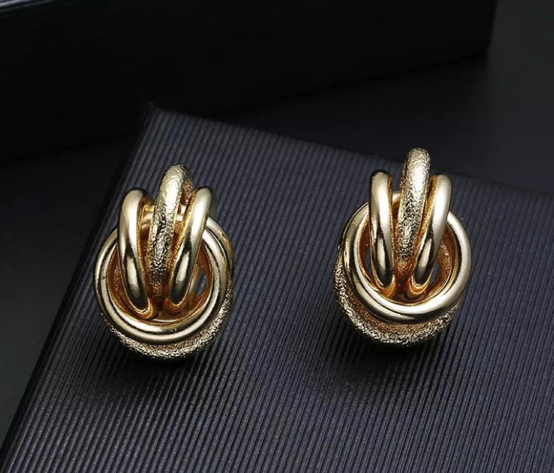 Alaria Clip on earrings (Gold)